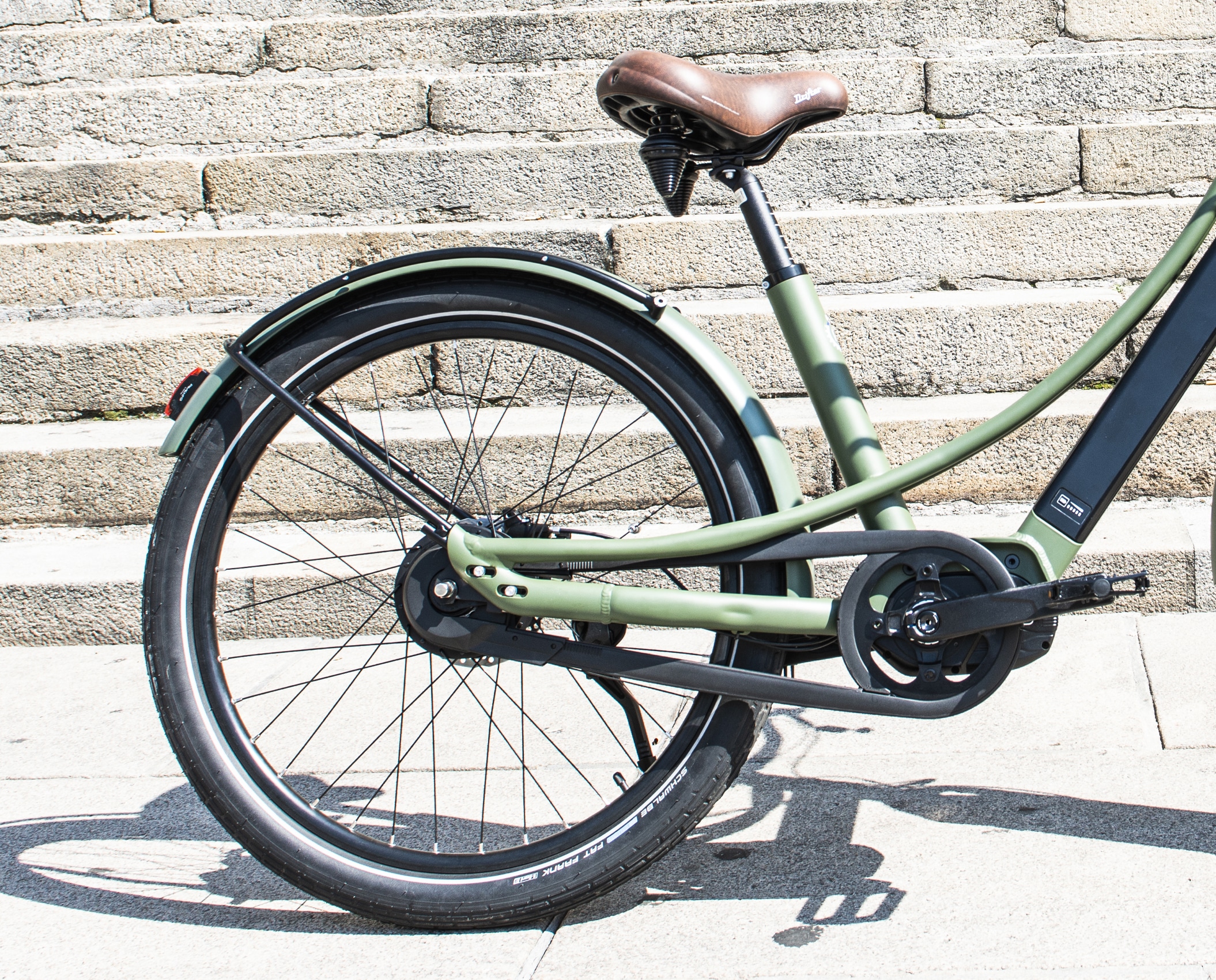 design arrière du vélo électrique coloris Kaki en version cadre bas Reinebike Made in france