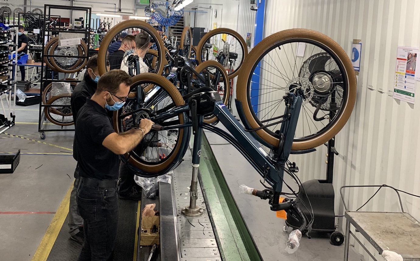 montage du vélo électrique Reine bike dans l'usine française Arcade cycles