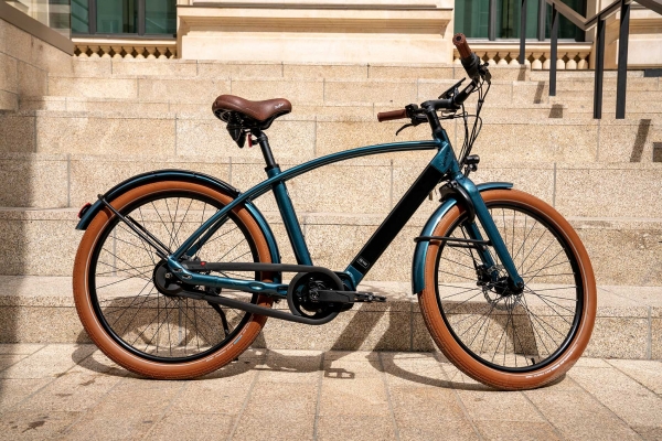 Vélo électrique made in France cadre haut bleu foncé